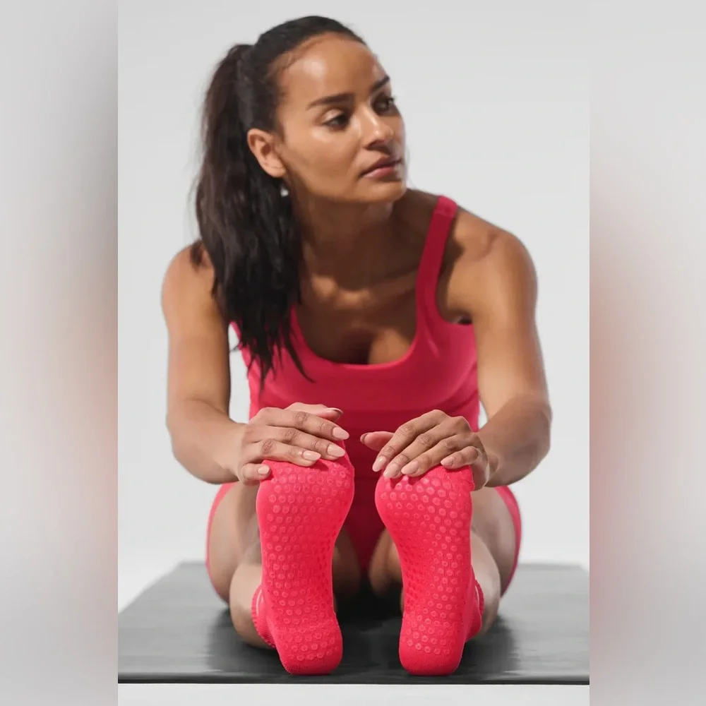 ALO YOGA | ✨NEW✨ Women's Pulse Grip Sock in Candy Red
